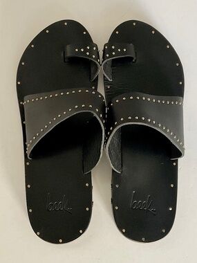 BEEK Finch Stud Black Toe Ring Sandal Size 9